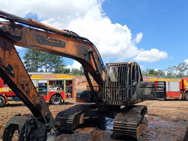 Fogo consumiu completamente a m&aacute;quina; Bombeiros usaram cerca de 6 mil litros de &aacute;gua no combate