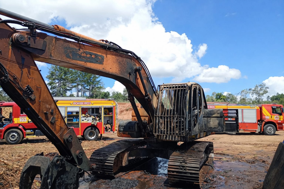 Fogo consumiu completamente a máquina; Bombeiros usaram cerca de 6 mil litros de água no combate