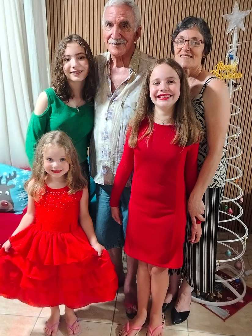 Afeto Que Sustenta. Waldemar com sua esposa Neidi e Netas: Izabella, Pietra e Helena