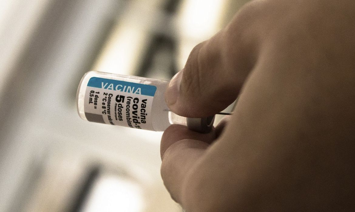 Após cinco anos de vacinação, covid recua, mas ainda preocupa 