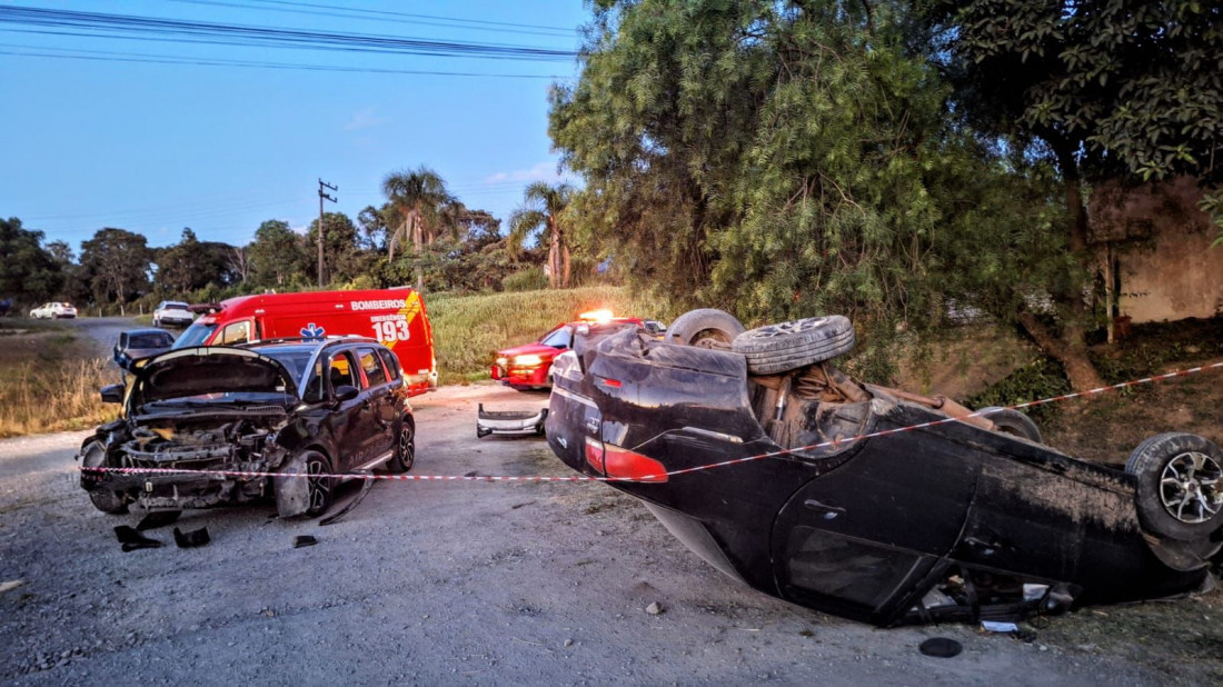 Condutor de um dos veículos fugiu do local após a batida; ocupantes do outro carro não se feriram e recusaram atendimento médico.
