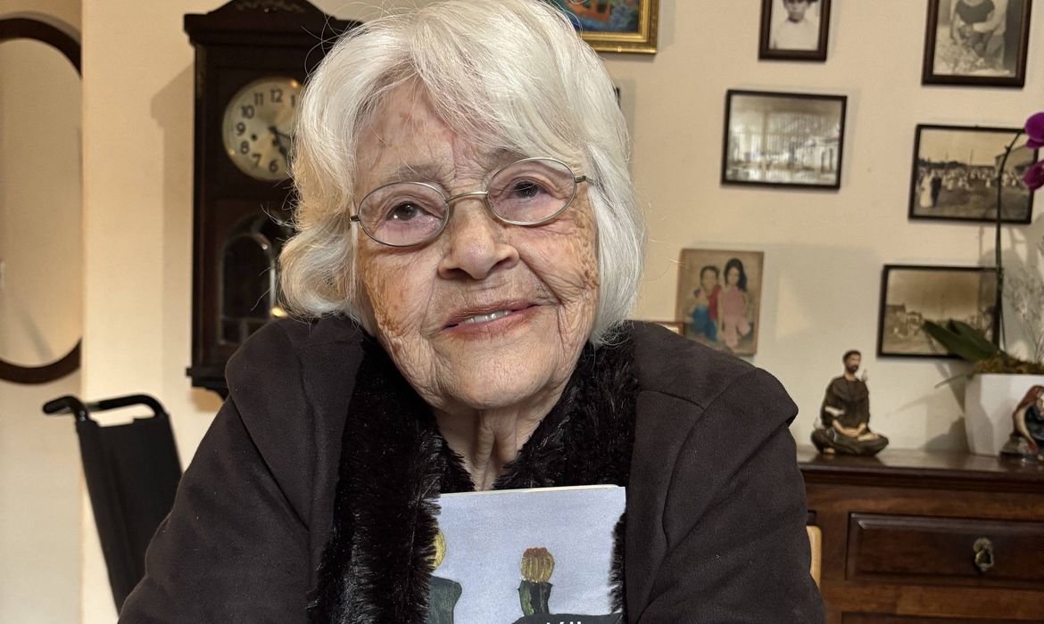 Após queda e fraturas, escritora Adélia Prado tem melhora de saúde