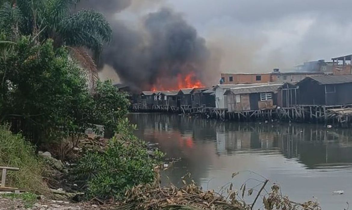 Incêndio destrói sete barracos no Dique da Vila Gilda, em Santos