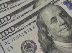 D&oacute;lar cai para R$ 5,19 e continua no menor valor em 20 meses