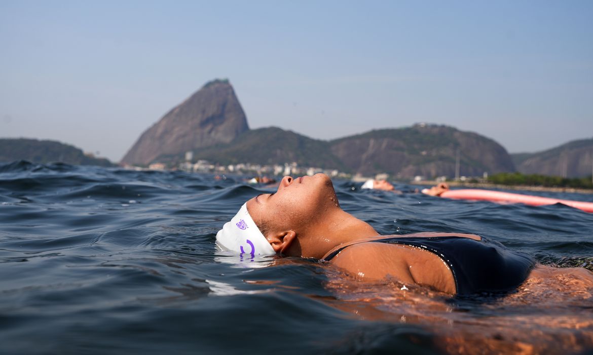 Treinos em grupo na praia devolvem liberdade a pessoas trans no Rio