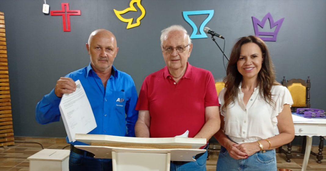 Contrato foi assinado pelo representante da SP Poços Artesianos, Esídio, pelo gerente do Samasa, Emílio Gazaniga Neto, e pela prefeita Ana Claudia Quege