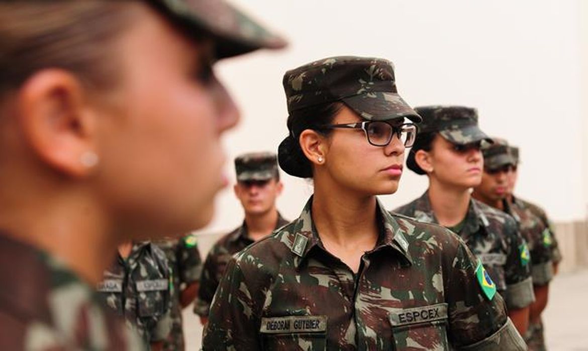Exército inicia no Rio incorporação da 1ª  turma de mulheres recrutas