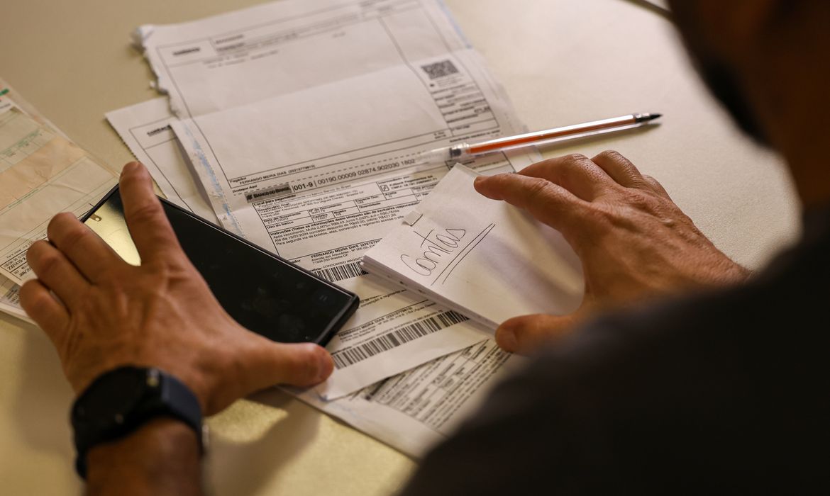 Salário mínimo de R$ 1.621 começa a ser pago nesta segunda