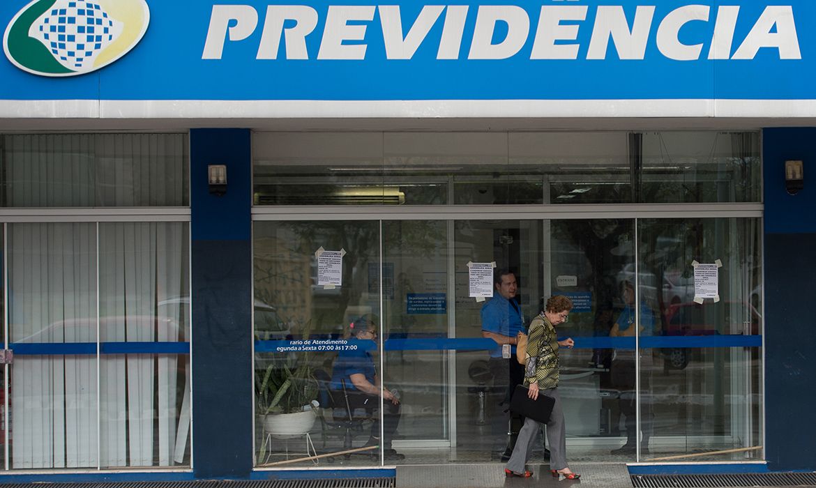 INSS retoma atendimento presencial em agências do país 