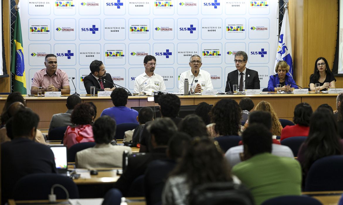 Saúde anuncia 3 mil vagas de residência e 900 para especialistas