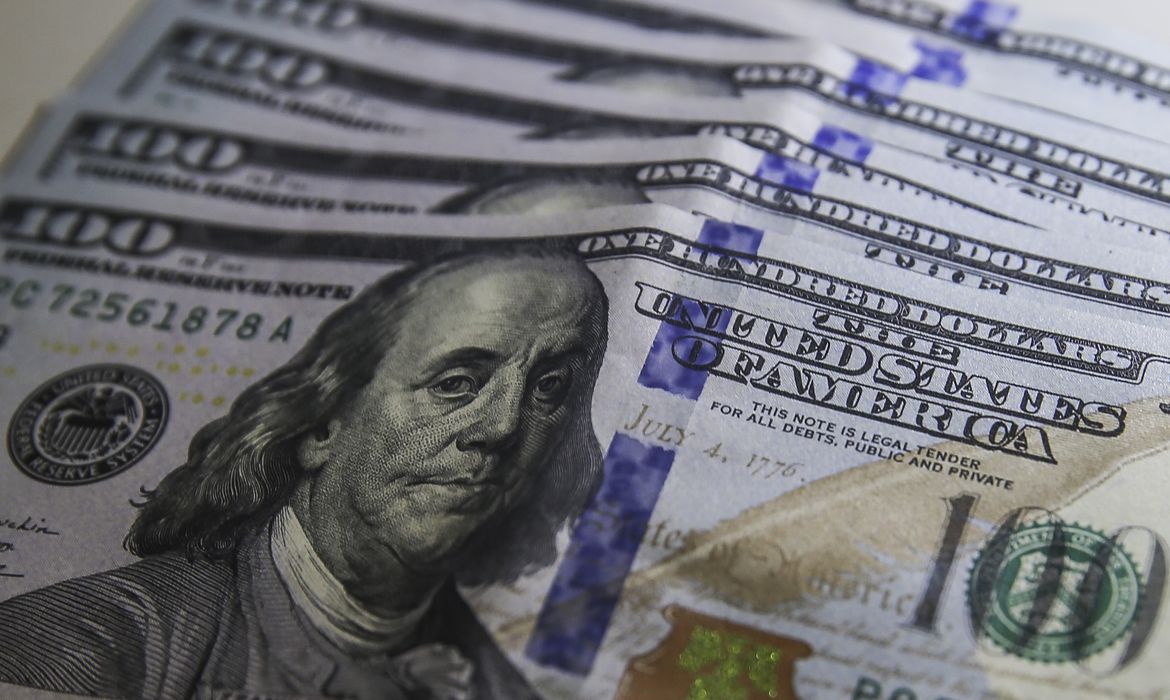 Dólar cai para R$ 5,22, em linha com o mercado externo