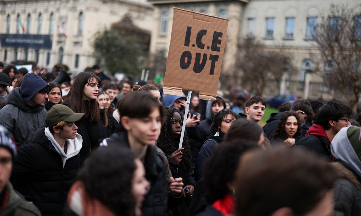 Protestos contra ICE ocorrem em Milão antes da abertura da Olimpíada
