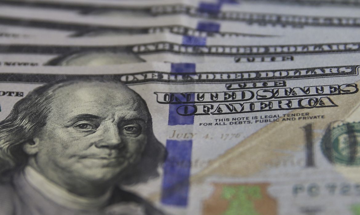 Dólar cai para o menor valor em 21 meses, e bolsa bate recorde