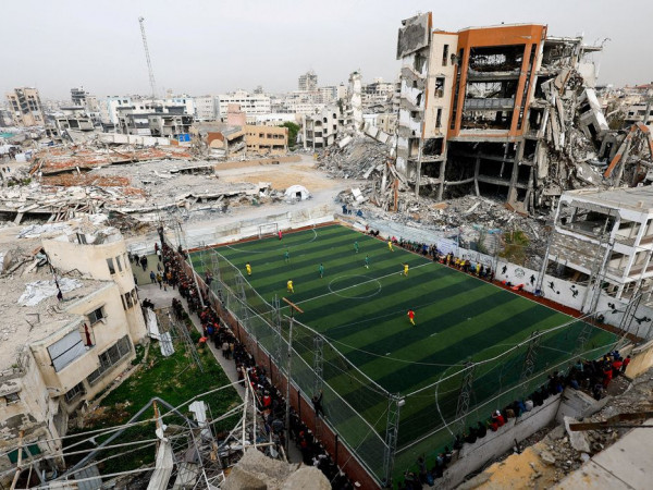 Futebol volta a campo de Gaza, em meio a perdas e ru&iacute;nas da guerra