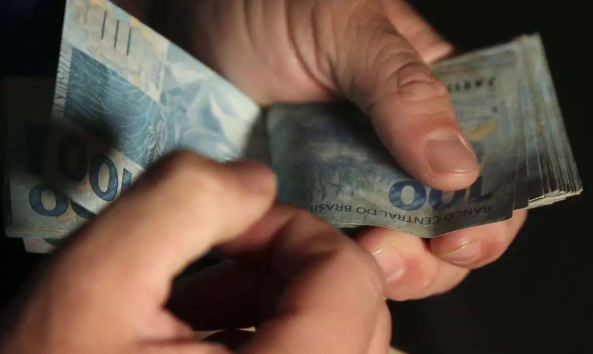 Brasileiros sacaram em dezembro R$ 429 milhões esquecidos em bancos