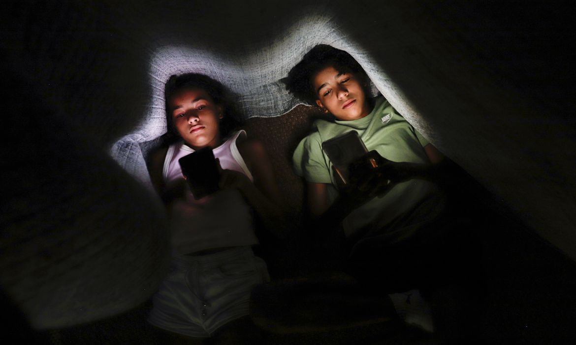 Consulta pública sugere mais rigidez na aferição de idade na internet