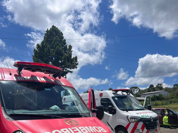 Motociclista de 26 anos sofreu suspeita de fratura no tornozelo ap&oacute;s batida no km 72