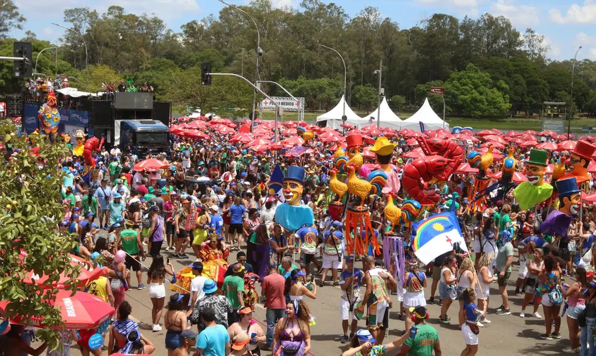 Pabllo Vittar e grupo de K-Pop fazem o povo sambar em SP nesta segunda