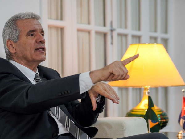 Embaixador de Cuba chama de genoc&iacute;dio medidas de Trump sobre petr&oacute;leo