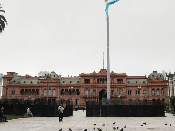 Reforma de Milei aumenta lucro e subjuga trabalhador, diz advogado