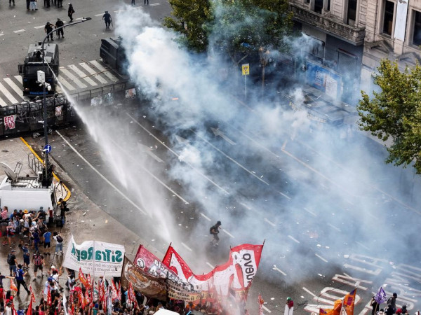 Argentina: reforma de Milei permite jornada de 12 horas e limita greve