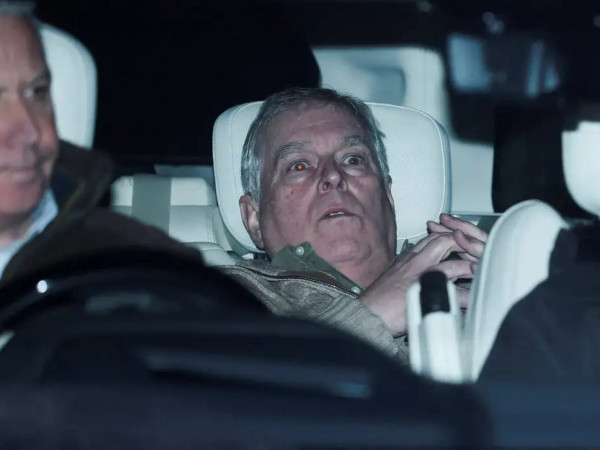 Pol&iacute;cia segue com buscas em mans&atilde;o, ap&oacute;s libertar ex-pr&iacute;ncipe Andrew