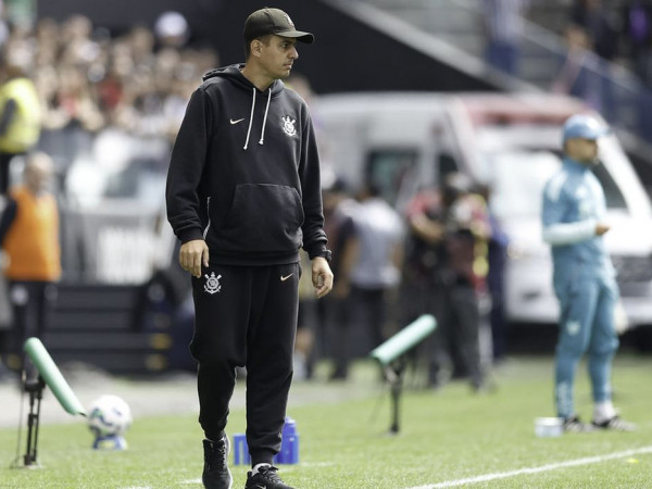 T&eacute;cnico Lucas Piccinato &eacute; demitido da equipe feminina do Corinthians