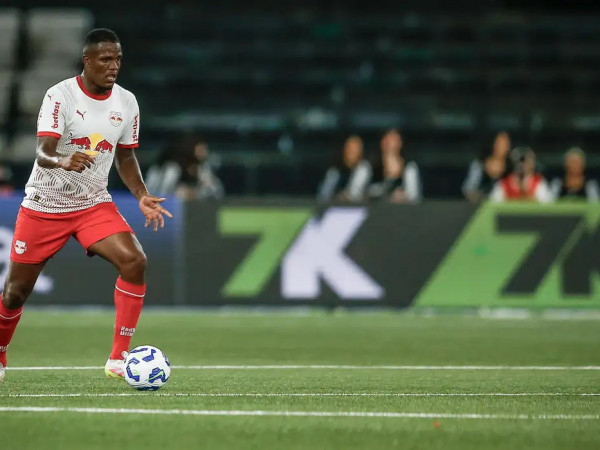 Jogador do Bragantino pede desculpas ap&oacute;s fala machista contra &aacute;rbitra