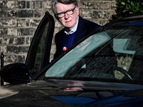 Ex-embaixador brit&acirc;nico &eacute; preso ap&oacute;s revela&ccedil;&otilde;es relacionadas a Epstein