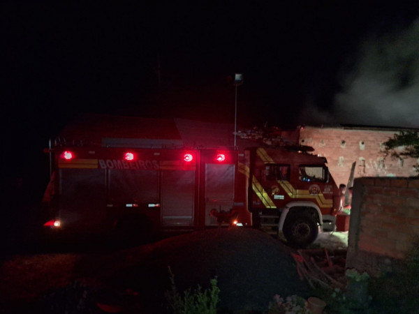 Bombeiros utilizaram cerca de 3 mil litros de &aacute;gua para conter as chamas