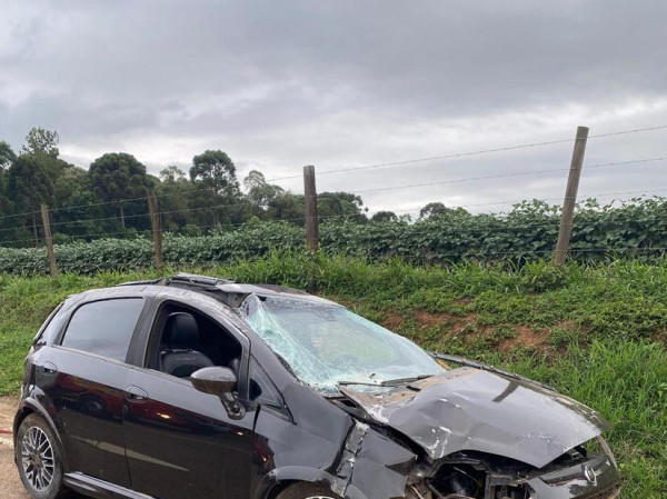 Jovem de aproximadamente 20 anos teria abandonado o ve&iacute;culo ap&oacute;s o impacto