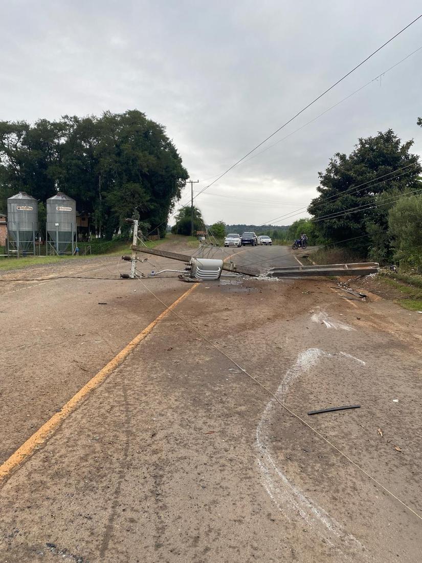 Poste foi derrubado e &aacute;rea precisou ser isolada para garantir seguran&ccedil;a