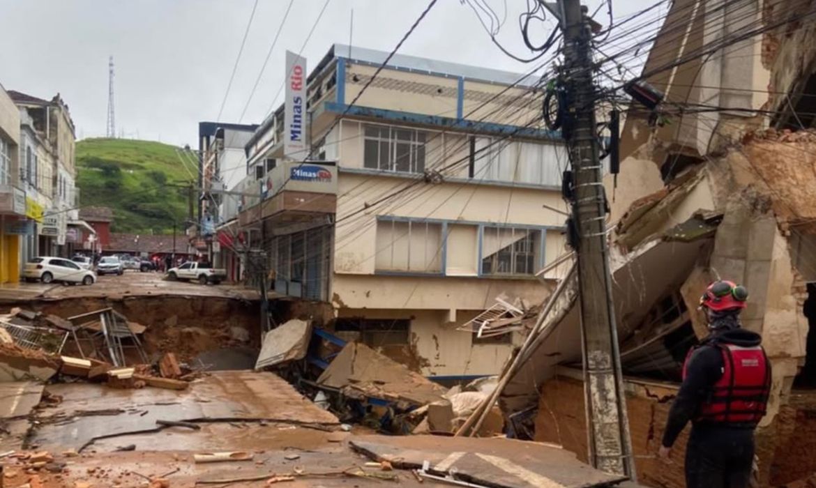 Chuvas em MG: autoridades contabilizam 28 mortes e 40 desaparecidos