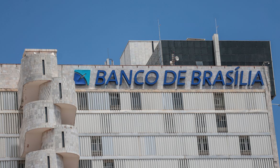 Justiça bloqueia ações do BRB ligadas a Banco Master