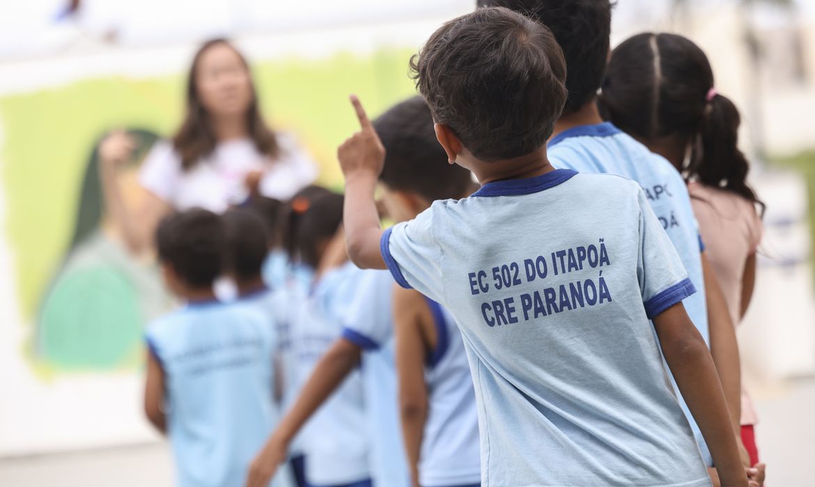 Ensino fundamental atinge 99,5% de frequência; atraso escolar cai 