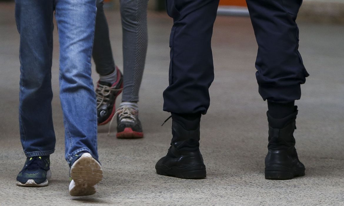 Alunos de escola no DF são punidos com flexão e PMs são afastados