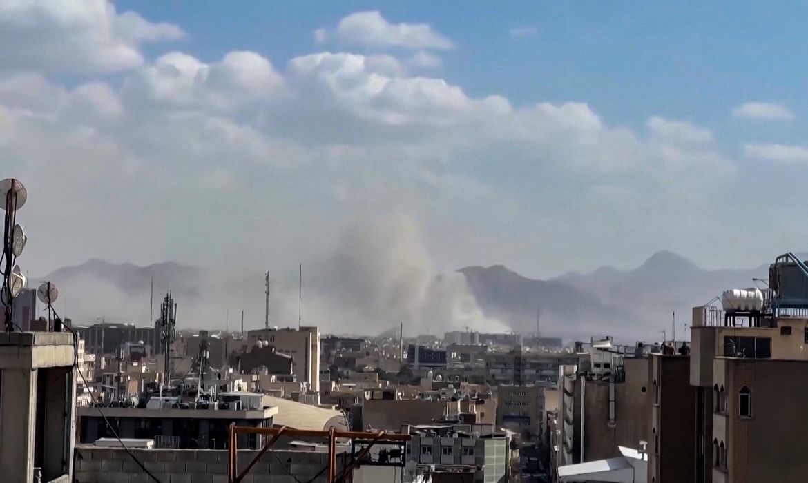 Guerra no Oriente Médio tem mais bombardeios e mortes neste domingo 