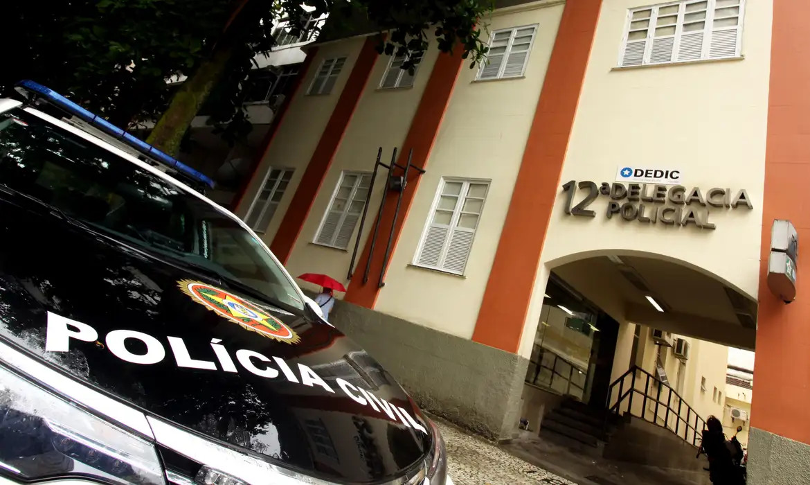 Indiciado por estupro coletivo no Rio se apresenta à polícia e é preso