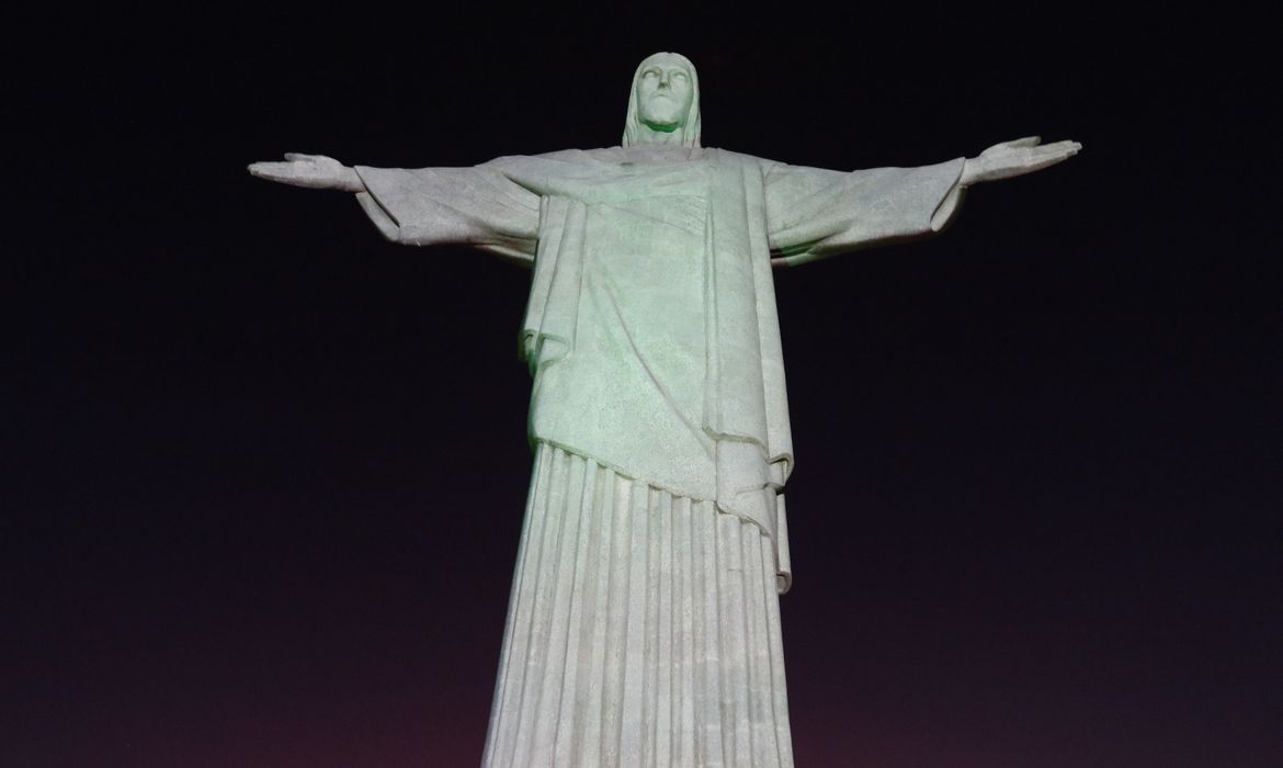Cristo Redentor é iluminado com mensagens de campanha contra violência