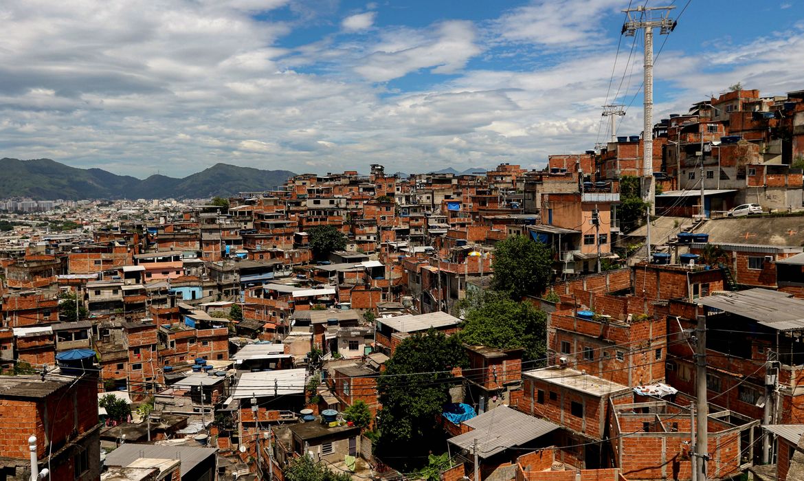Área ocupada por favelas quase triplicou em 40 anos no Brasil
