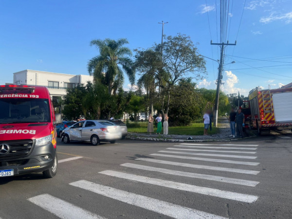 Colis&atilde;o ocorreu no fim da tarde e mobilizou equipes de resgate para atendimento da v&iacute;tima.