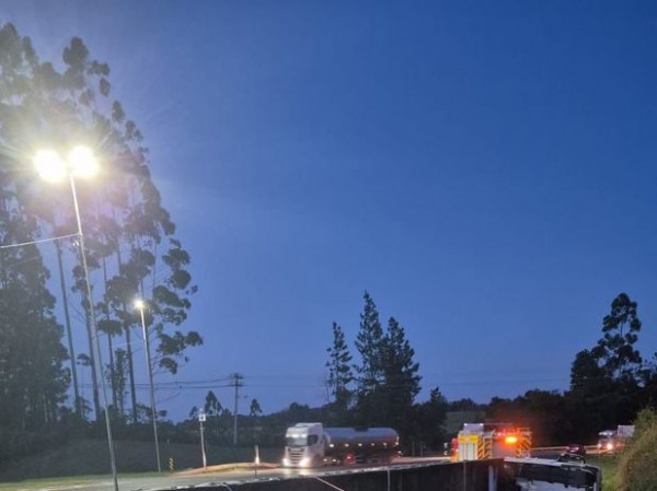 Motorista e passageiro ficaram feridos e foram levados ao hospital ap&oacute;s tombamento de caminh&atilde;o carregado com madeira.