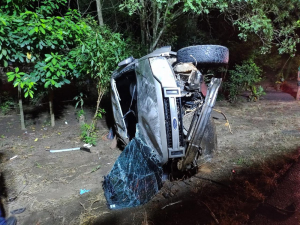 Condutor n&atilde;o se feriu; Pol&iacute;cia Rodovi&aacute;ria Federal assumiu o controle da cena do acidente.