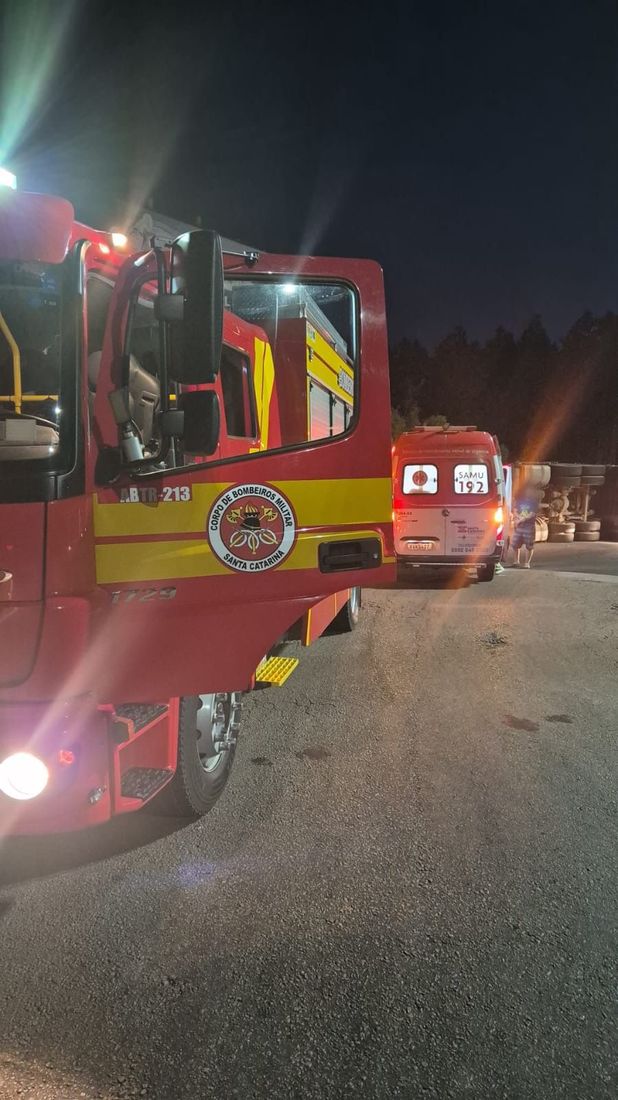 Caminh&atilde;o tombou na rotat&oacute;ria do acesso &agrave; BR-280, causando bloqueio parcial e exigindo aten&ccedil;&atilde;o redobrada no tr&acirc;nsito.