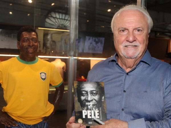 Em livro, melhor amigo afirma que melhor Pel&eacute; esteve fora de campo