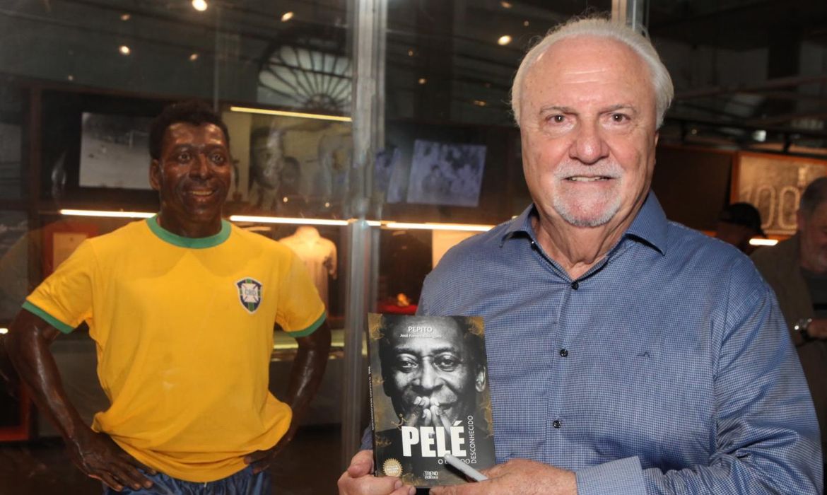 Em livro, melhor amigo afirma que melhor Pelé esteve fora de campo