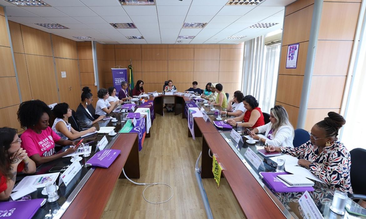 Movimento feminista protesta contra escala 6x1 e violência global