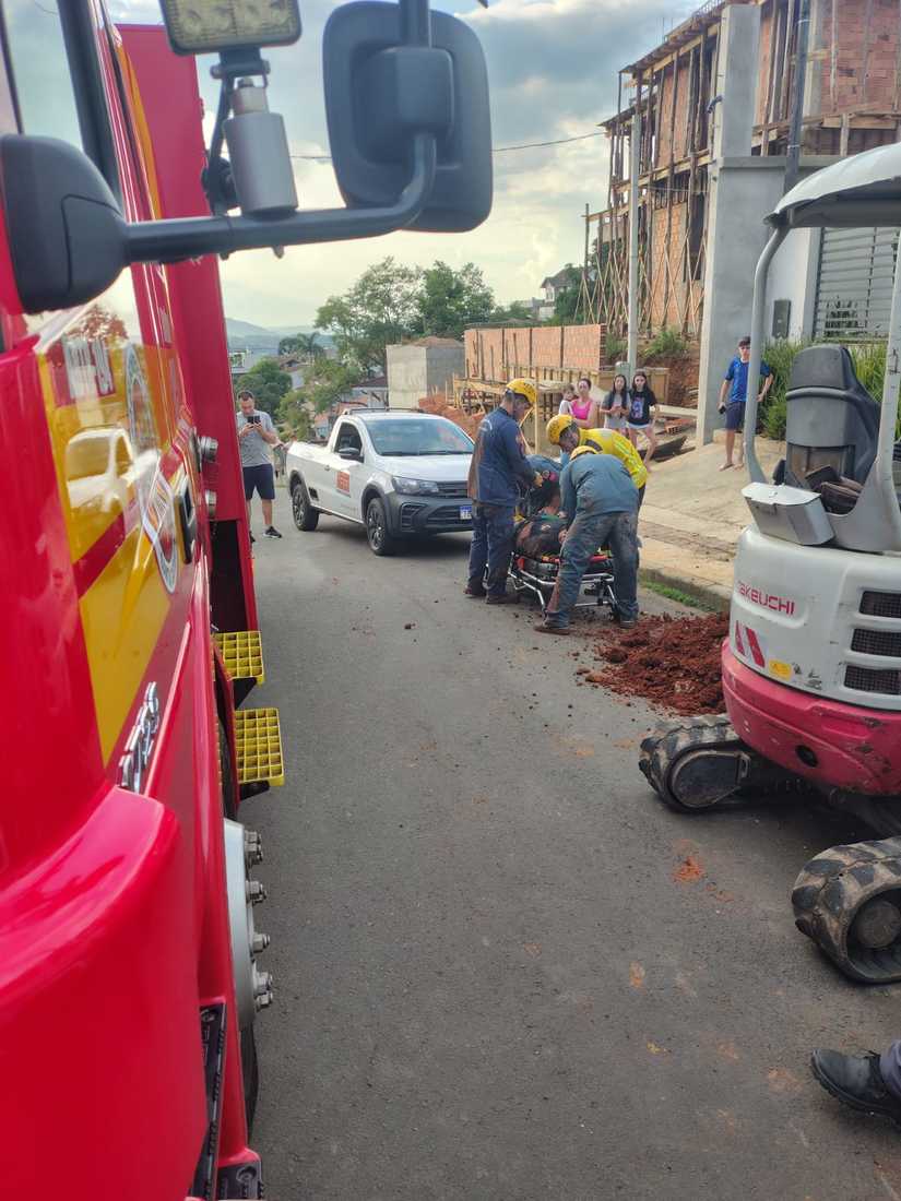 Homem ficou preso em vala ap&oacute;s desmoronamento durante escava&ccedil;&atilde;o; resgate exigiu cuidado para evitar novo soterramento.