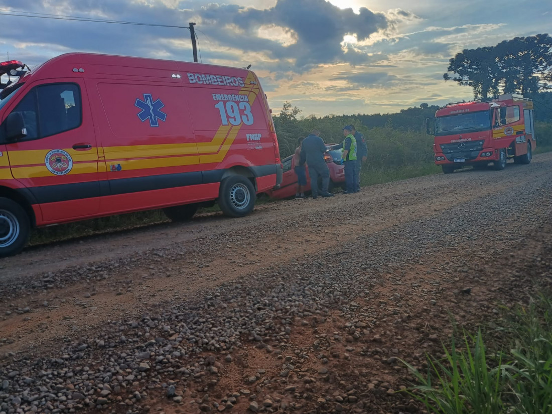 Carro saiu da pista e bateu em barranco no interior; motorista teve apenas ferimento leve no bra&ccedil;o.