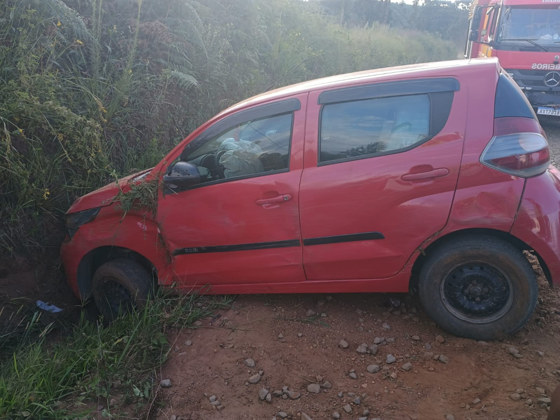 Apesar do impacto, condutor estava consciente e recusou encaminhamento ao hospital após atendimento no local.